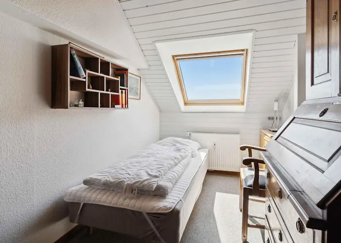 Cozy Near Beachesfishing Apartment Lebol